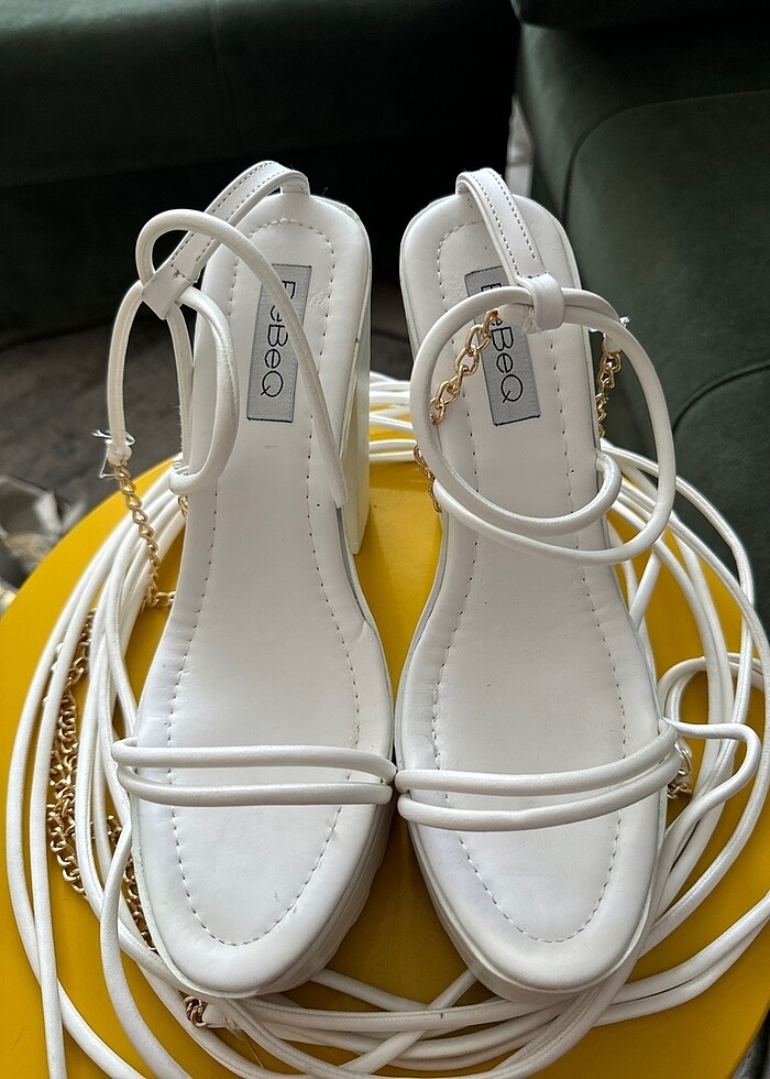 Beyaz uzun bağcıklı yüksek platform topuklu ayakkabı - Görsel 4