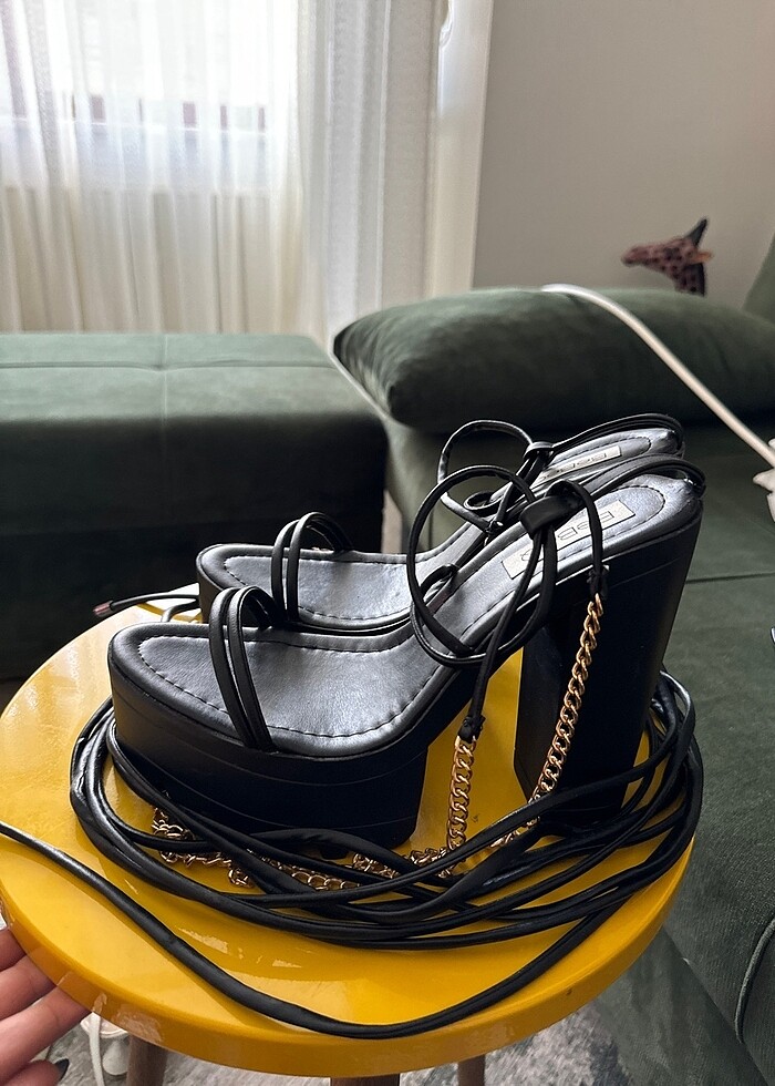 Siyah uzun bağcıklı yüksek platform topuklu ayakkabı - Görsel 2