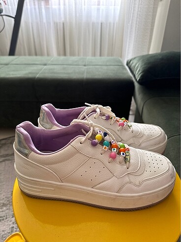 Bershka Beyaz-Lila boncuklu sneaker