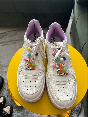 Beyaz-Lila boncuklu sneaker