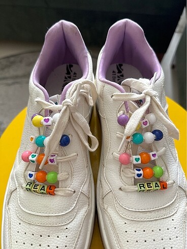 41 Beden Beyaz-Lila boncuklu sneaker