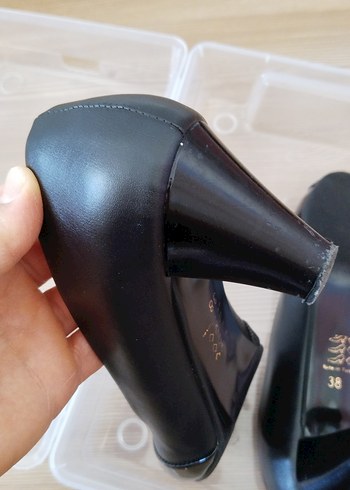 Kemer Detaylı Siyah Yılan Desenli Topuklu Ayakkabı - Görsel 4