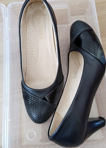 Kemer Detaylı Siyah Yılan Desenli Topuklu Ayakkabı - Görsel 2