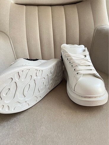 38 Beden beyaz Renk Alexander McQueen siyah taş detaylı ayakkabı