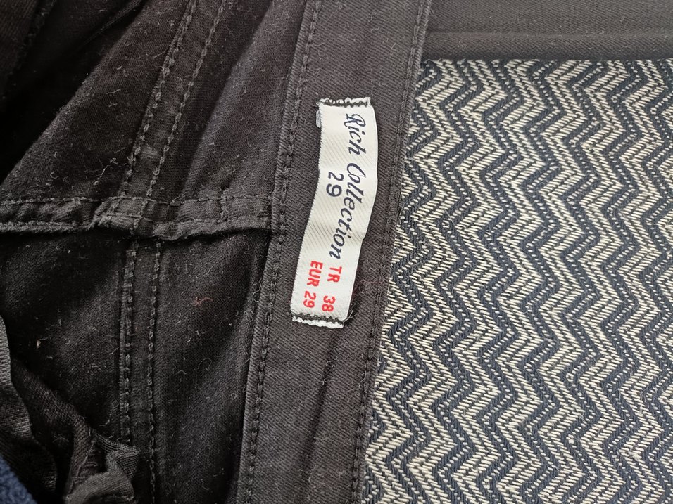 Dik Siyah Fermuarlı Kadın Jean - Görsel 3