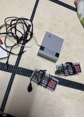Gri Nintendo Konsolu ve 2 Kontrol Cihazı