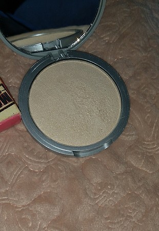 The Balm Mary lou highlighter