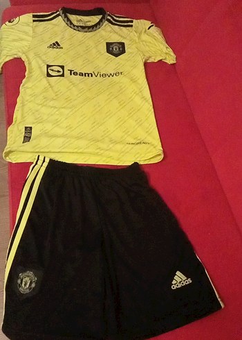 Sarı Manchester United Kısa Kollu Forma ve Siyah Şort