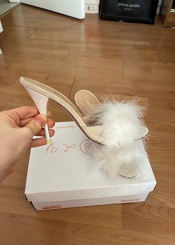 39 Beden Beyaz Tüylü Stiletto Topuklu Kadın Terlik