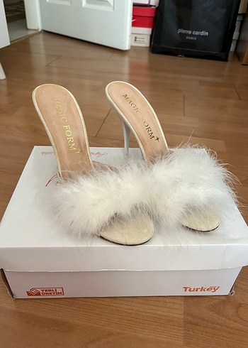 Beyaz Tüylü Stiletto Topuklu Kadın Terlik