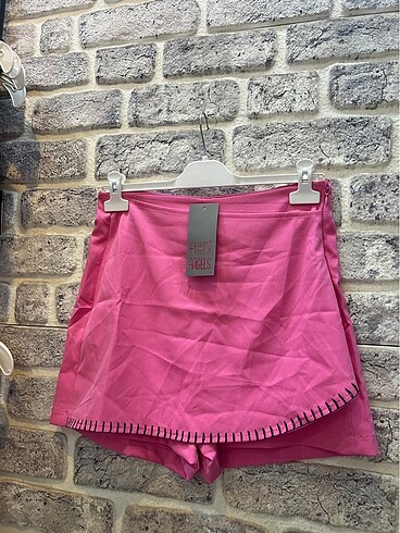 Pembe şort etek