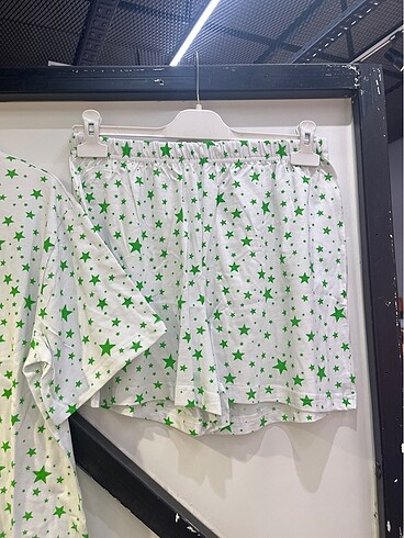 l Beden Beyaz yeşil desenli pijama takımı