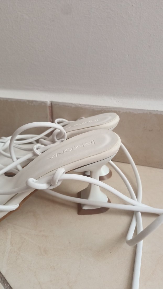 Beyaz bilekten bağlamalı ince topuklu sandalet/terlik - Görsel 4