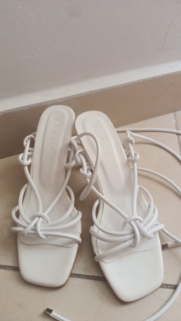 Beyaz bilekten bağlamalı ince topuklu sandalet/terlik - Görsel 3