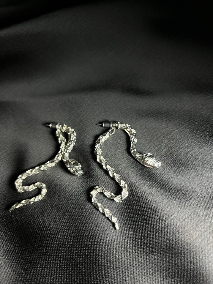 Zincir Detaylı Gri Yılan Desenli Midi Küpe - Görsel 2