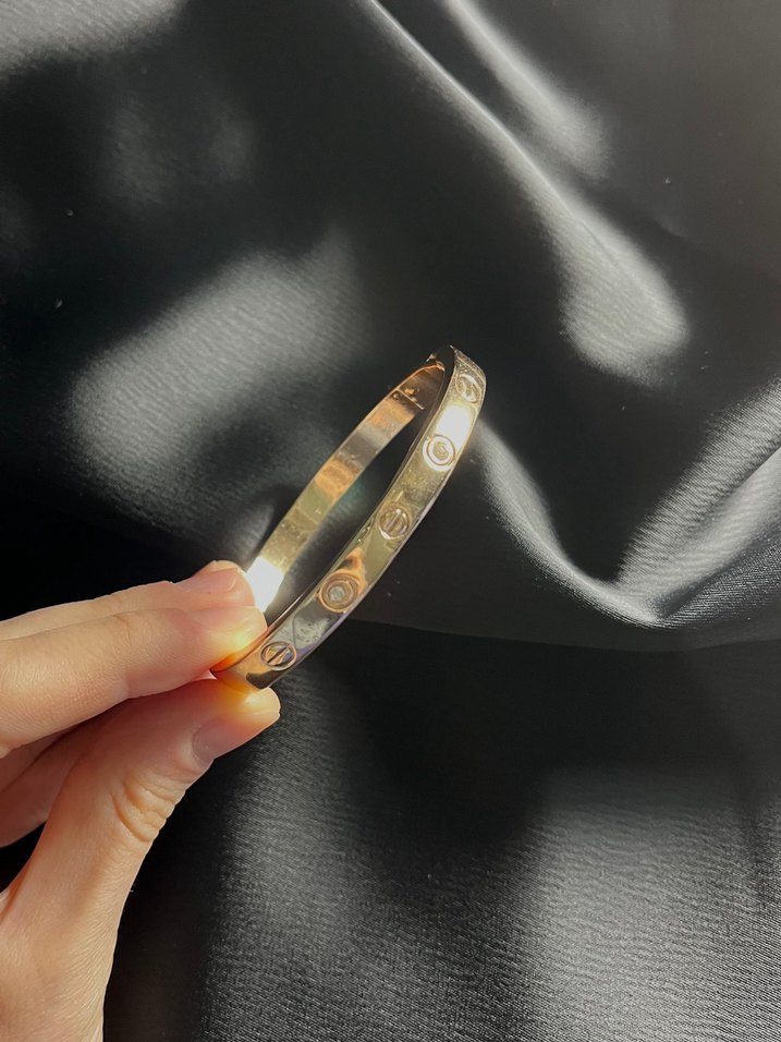 Beyaz boncuklu bileklik ve altın kaplama çelik kararmaz künye - Görsel 3