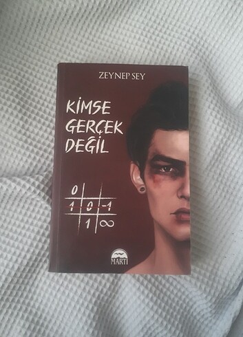Kimse Gerçek Değil 
