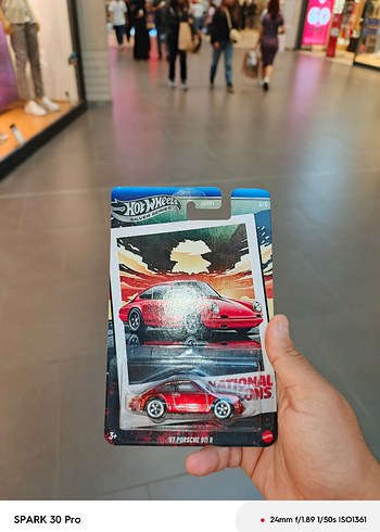 Hot Wheels chase Porsche 911 R