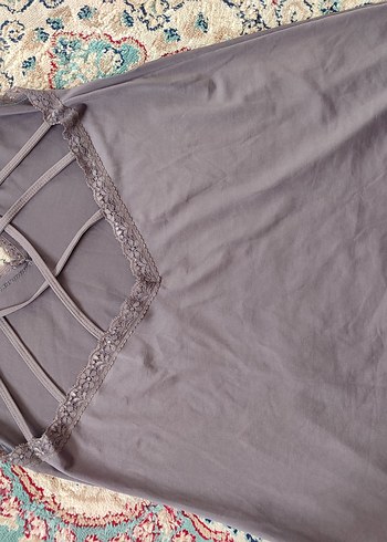 Gri Dantel Detaylı V Yakalı İnce Askılı Atlet - Görsel 3