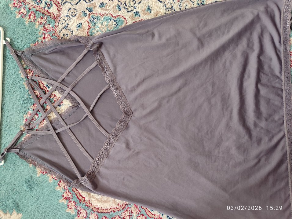 Gri Dantel Detaylı V Yakalı İnce Askılı Atlet - Görsel 3