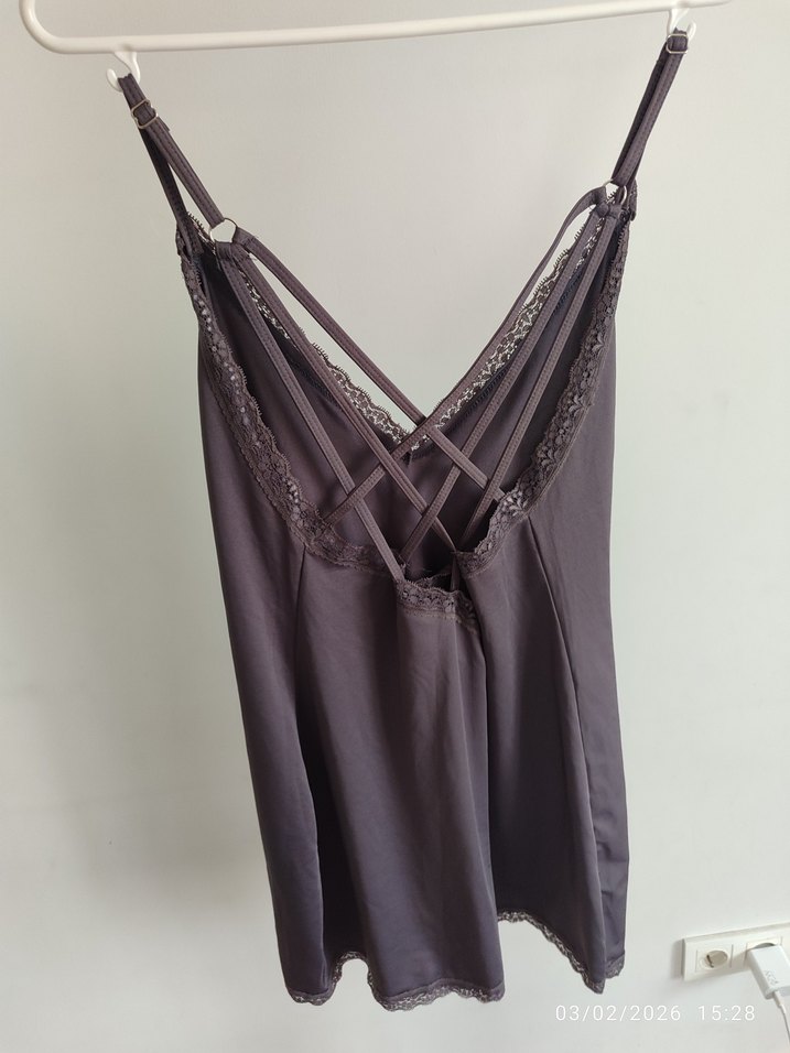 Gri Dantel Detaylı V Yakalı İnce Askılı Atlet - Görsel 2