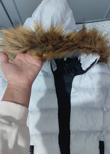 Kürk Detaylı Beyaz Kadın Kışlık Mont - Görsel 4