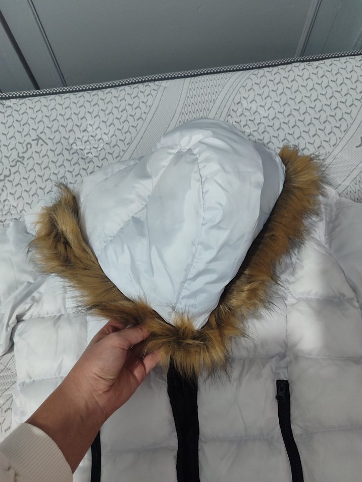 Kürk Detaylı Beyaz Kadın Kışlık Mont - Görsel 5