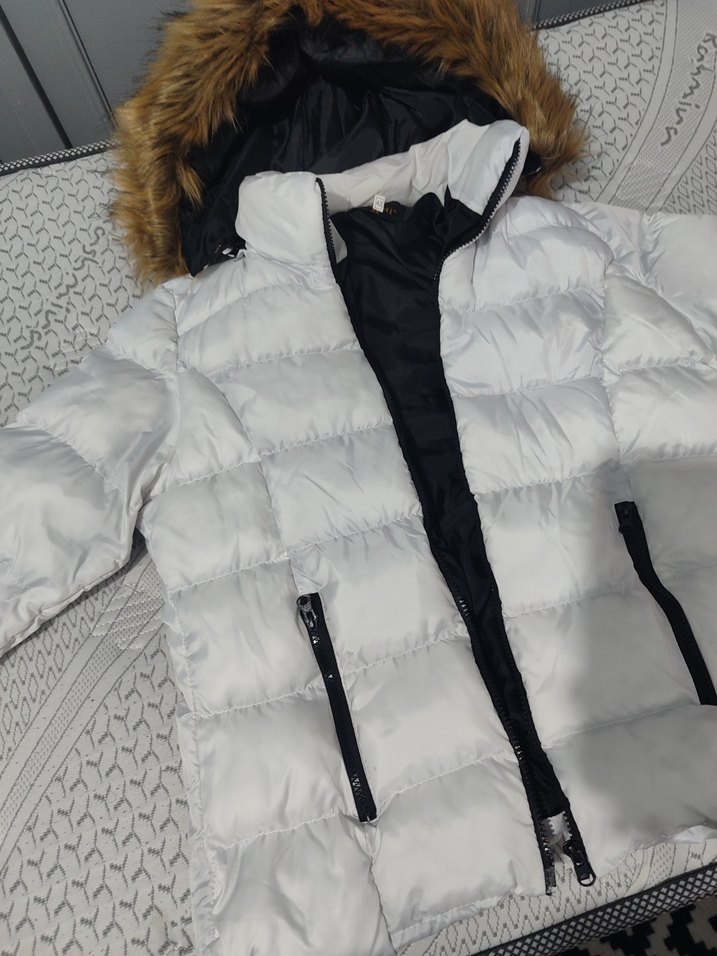 Kürk Detaylı Beyaz Kadın Kışlık Mont - Görsel 3