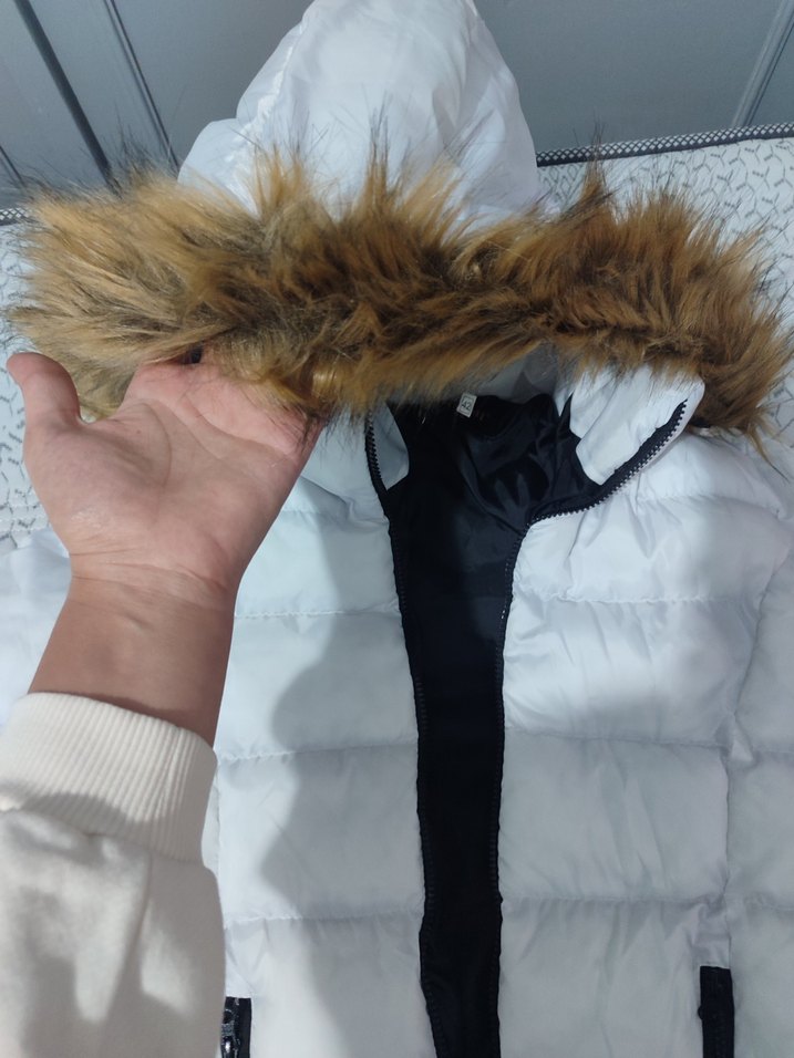 Kürk Detaylı Beyaz Kadın Kışlık Mont - Görsel 4