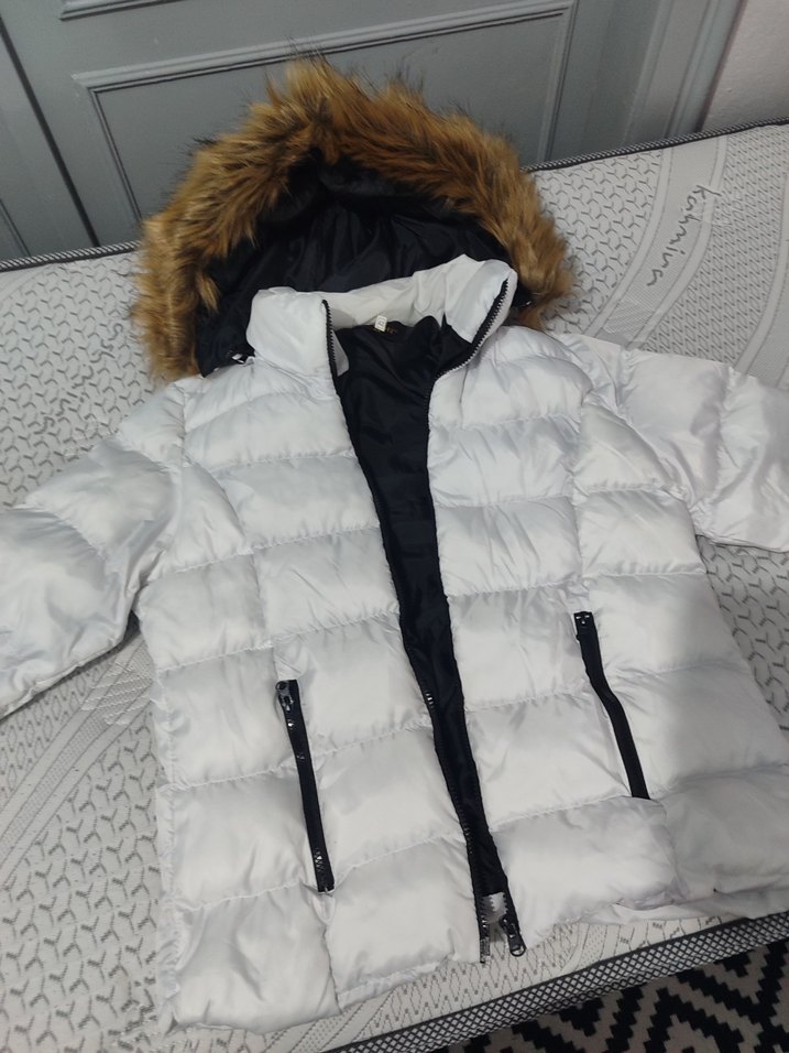 Kürk Detaylı Beyaz Kadın Kışlık Mont - Görsel 2