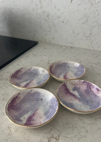 Mor tonlarda çağdaş bağlama desenli tabaklar - Görsel 3