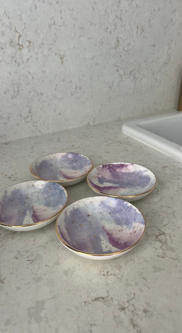 Mor tonlarda çağdaş bağlama desenli tabaklar - Görsel 2