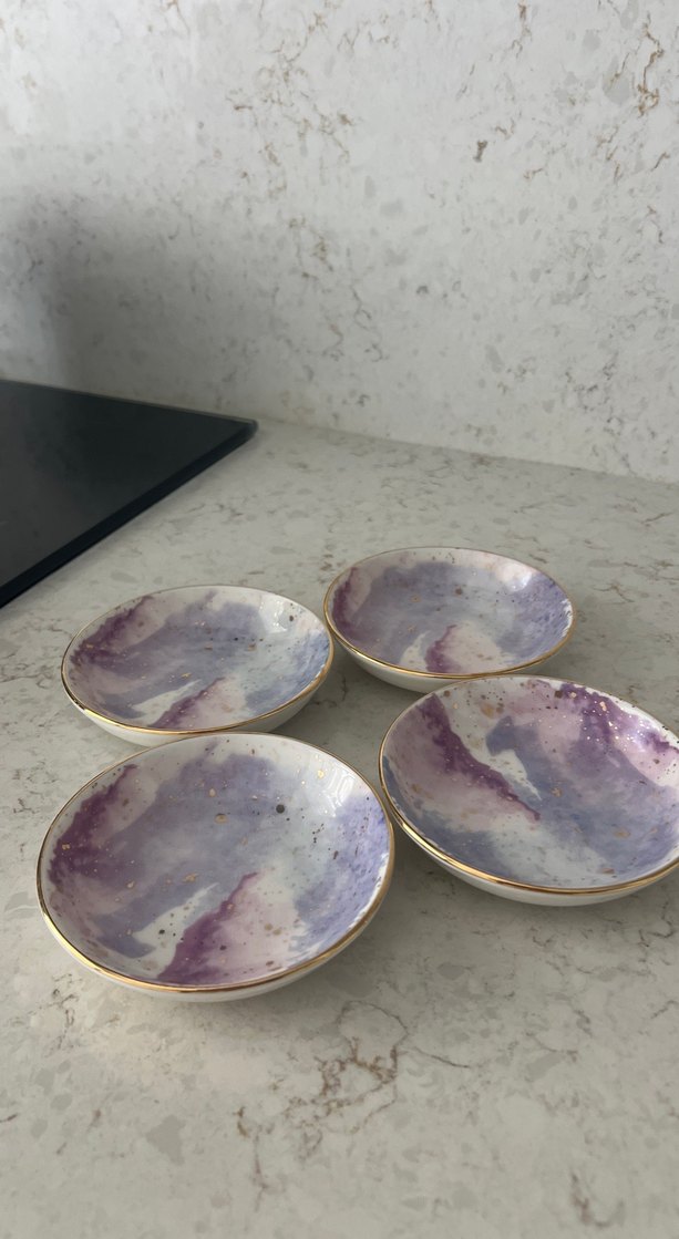 Mor tonlarda çağdaş bağlama desenli tabaklar - Görsel 3