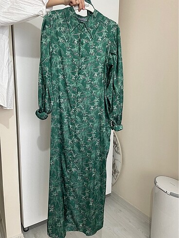 desenli saten elbise - Görsel 2