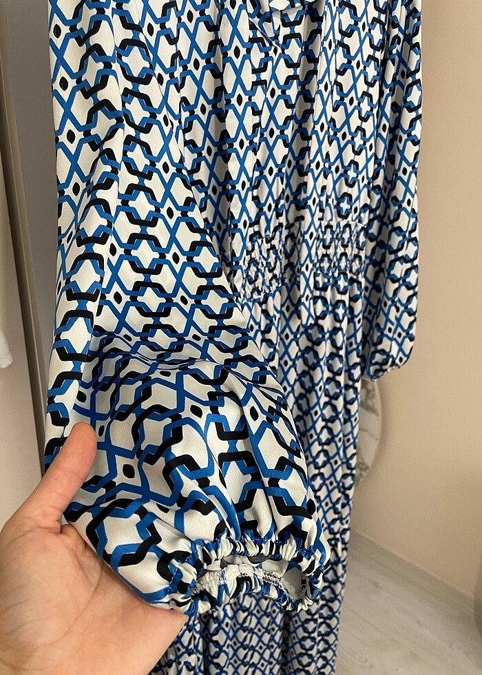 mavi desenli saten elbise - Görsel 5