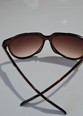 Klasik Şıklıkta Kahverengi Şeffaf Güneş Gözlüğü - Görsel 2