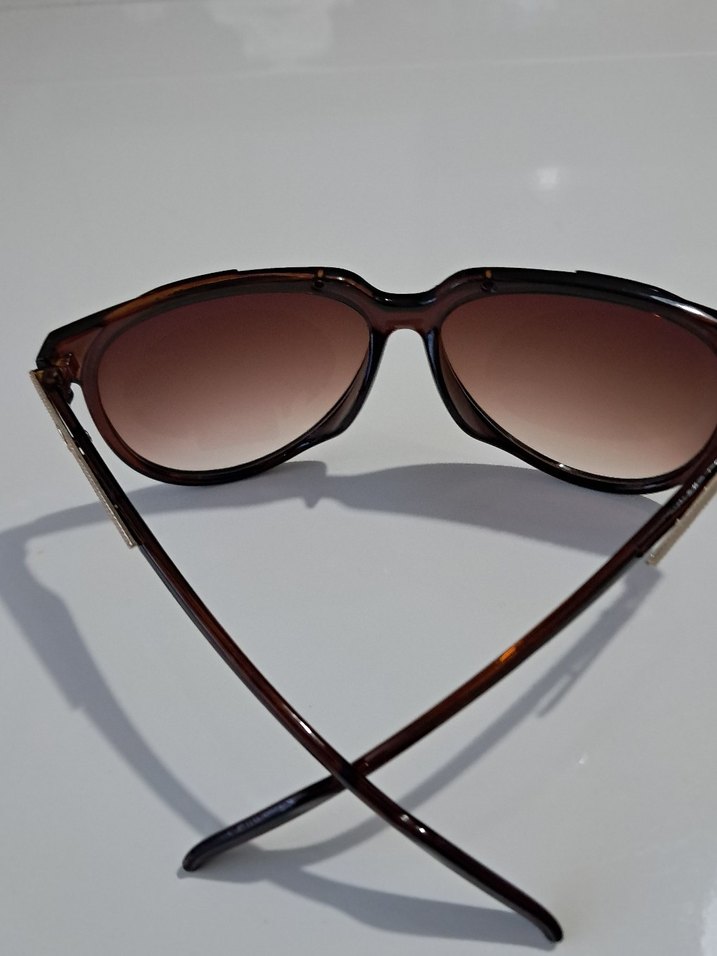 Klasik Şıklıkta Kahverengi Şeffaf Güneş Gözlüğü - Görsel 2
