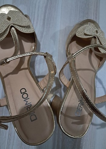 Altın Rengi Gold Kelebekli Dolgu Topuklu Kadın Ayakkabı - Görsel 6