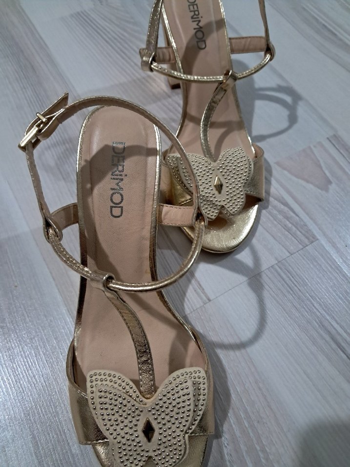 Altın Rengi Gold Kelebekli Dolgu Topuklu Kadın Ayakkabı - Görsel 3