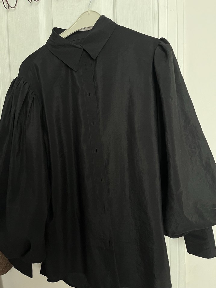 Siyah Keten Dökümlü Gömlek - Görsel 2