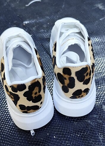 Leopar Alexander McQueen 