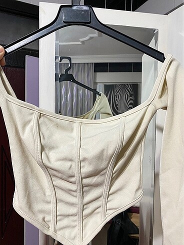 Krem rengi crop bluz