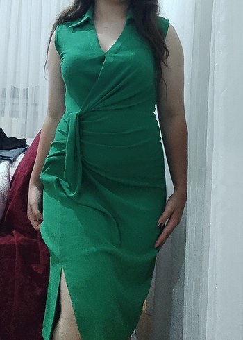 Yeşil yırtmaçlı elbise