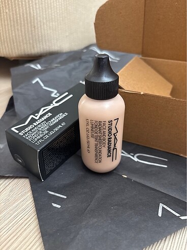 Mac radiance face and body W1