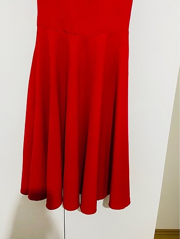 Kırmızı elbise - Görsel 2