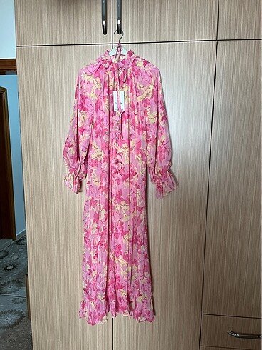Fushya pembe şifon elbise
