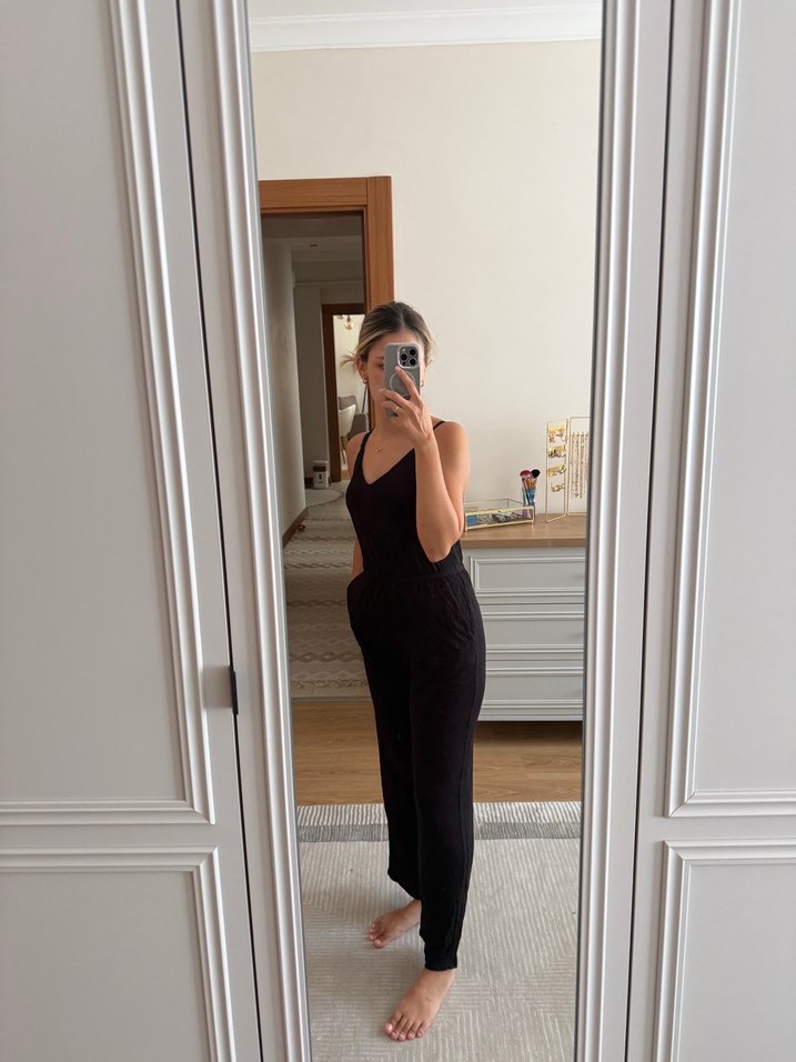 Siyah V Yaka Kolsuz Tulum - Görsel 2