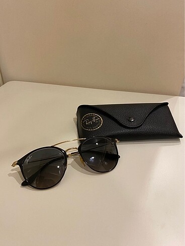 Ray-Ban güneş gözlüğü