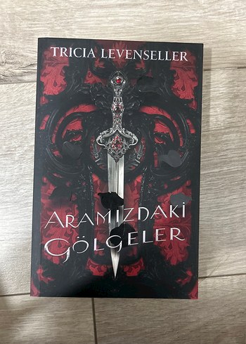 Aramızdaki Gölgeler - Tricia Levenseller