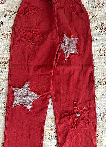 Yıldızlı kırmızı pantolon
